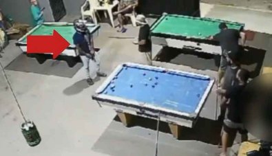 Homem de tiro médio jogando sinuca